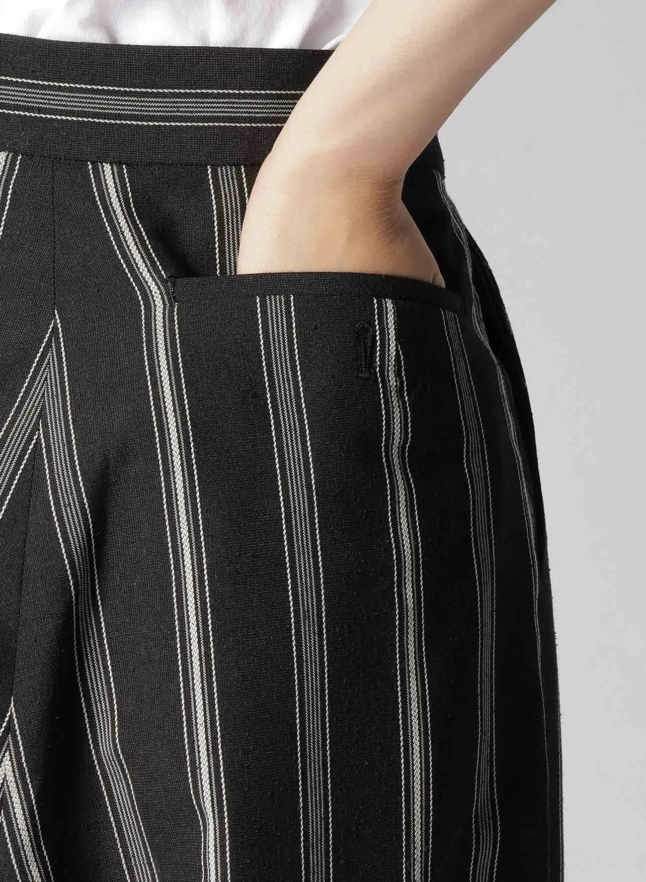 HARD TWISTED STRIPE PLEATED PANTS